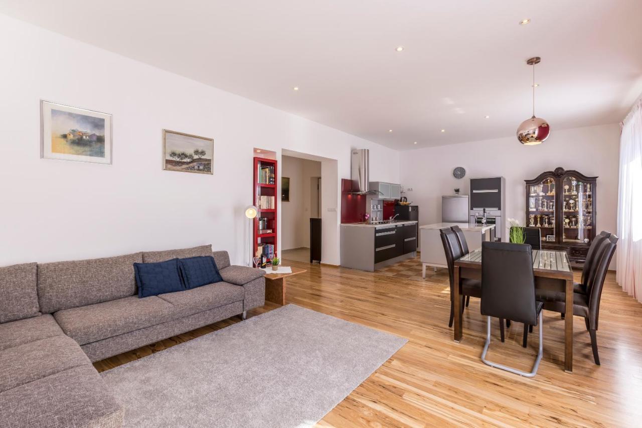 Ferula, 3 Bedroom Near Bacvice Apartman