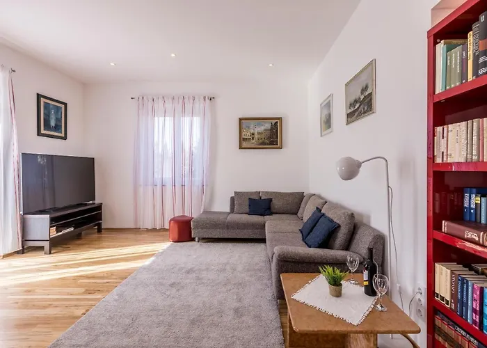 Ferula, 3 Bedroom Apartment Near Beach Bacvice