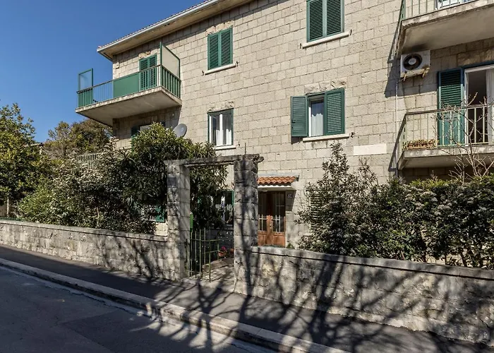 Ferula, 3 Bedroom Apartment Near Beach Bacvice